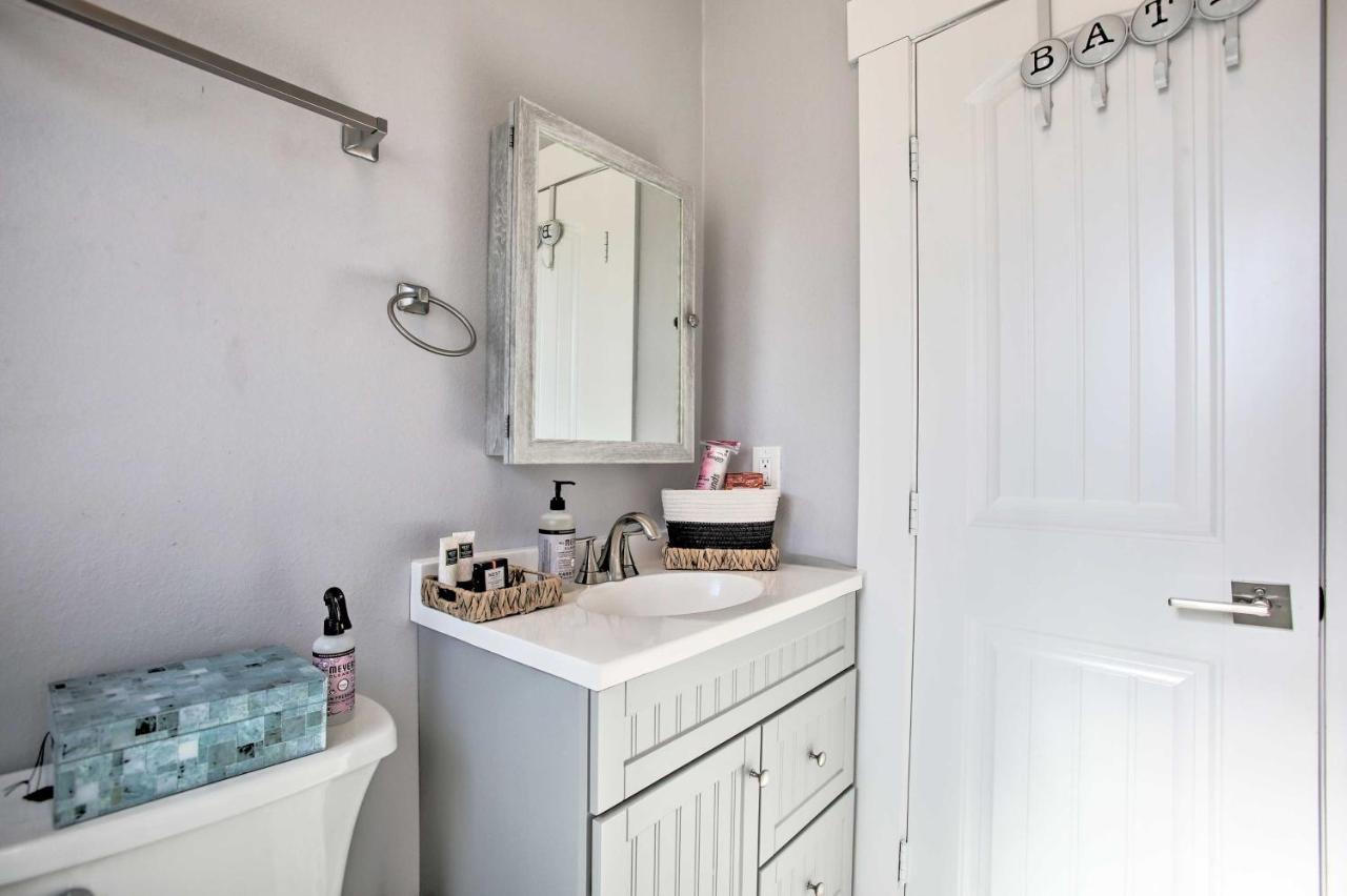 Cozy Beach Bungalow Near Galveston Seawall And Pier Exteriör bild